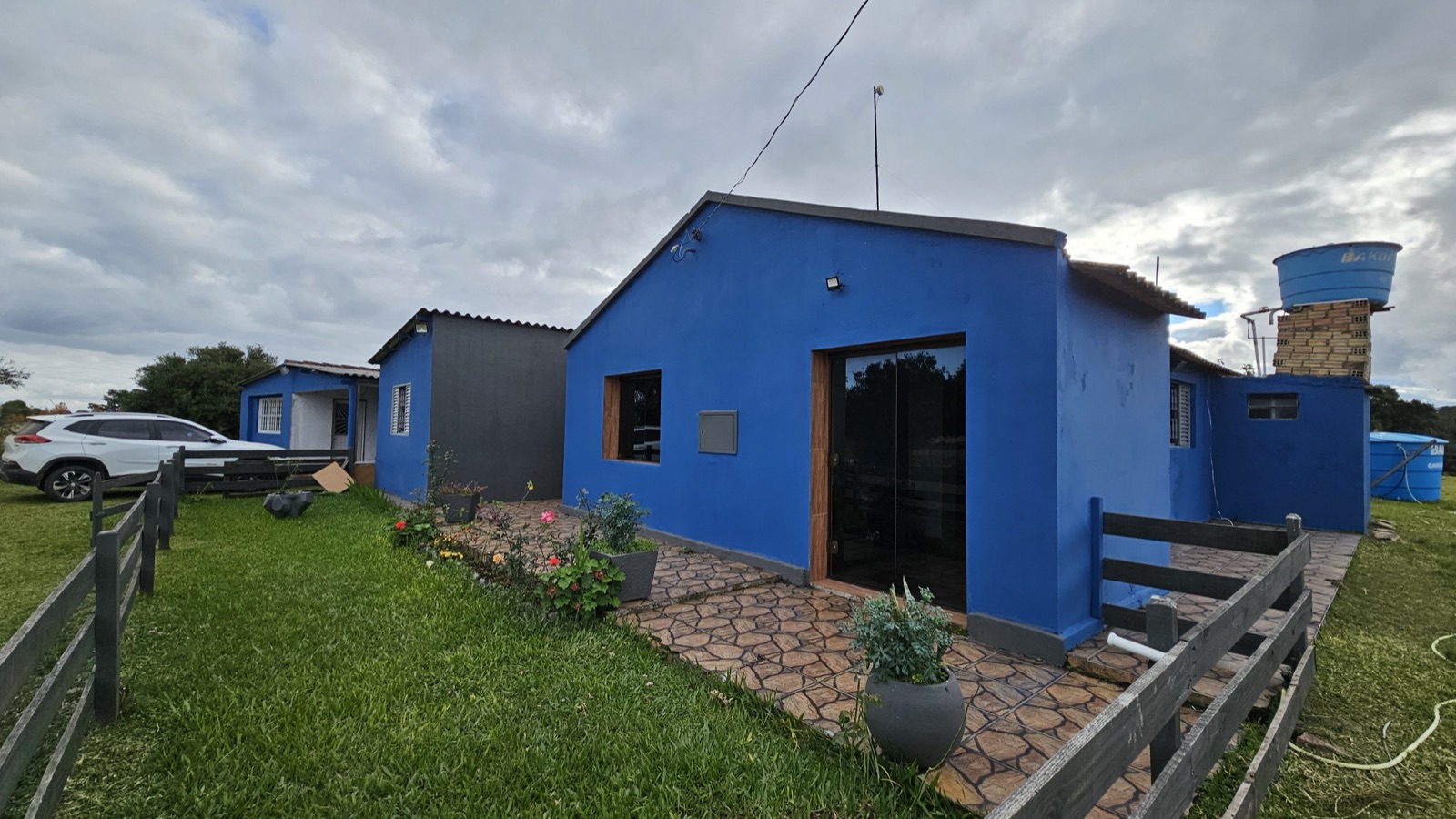 Casa do sítio com jardim e caminho de pedra